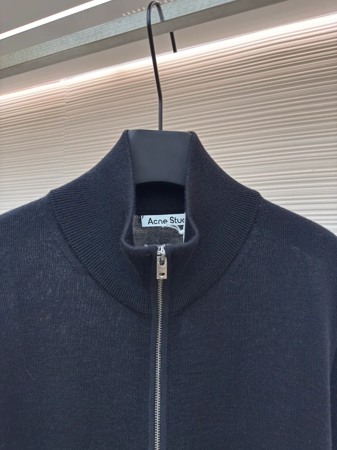 Acne Studios bow wool jacket ●Authentic product: purchased and developed by 2911 ●Item number: 1680686-B15 ●Fabric: wool fabric ●Technology: knitting ●Version: loose fit ●Weight: about 480 grams ●Size: S-M-L ●Description: Interpretation of lazy elegance with premium materials, using 30% Australian merino wool × 70% high-end acrylic, with a delicate soft waxy touch and three-dimensional bone texture. The special line dyeing process is used to customize the black and navy toned yarn. Each strand of yarn is double screened for color purity and flexibility to ensure high-quality color and dense texture. The weaving adopts 90-minute precision flat knitting 3D three-dimensional molding technology. The seamless sleeve connection and every curve are ergonomic. The overall wiring is straight and delicate, the fabric is comfortable and soft, and the color is consistent without color difference. It can be matched with the same style to create a fashionable look and control various occasions. Customized accessories, complete with three standards, same style for men and women!